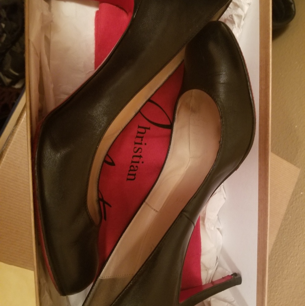 CL black pumps